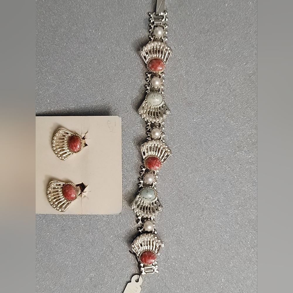 Absolutely stunning Vintage Bracelet with Clip on earrings